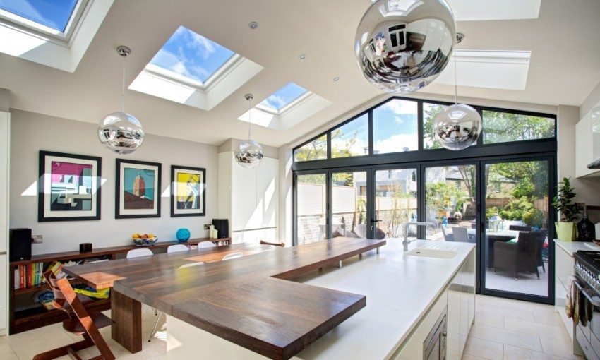 Glassvegger og et stort antall vinduer tillater mye sollys inn i rommet Glassvegger og et stort antall vinduer tillater mye sollys inn i rommet