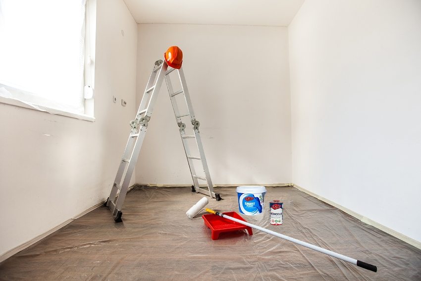 Pereții sunt amorsați după tencuire și umplere. Pereții sunt amorsați după tencuire și umplere.