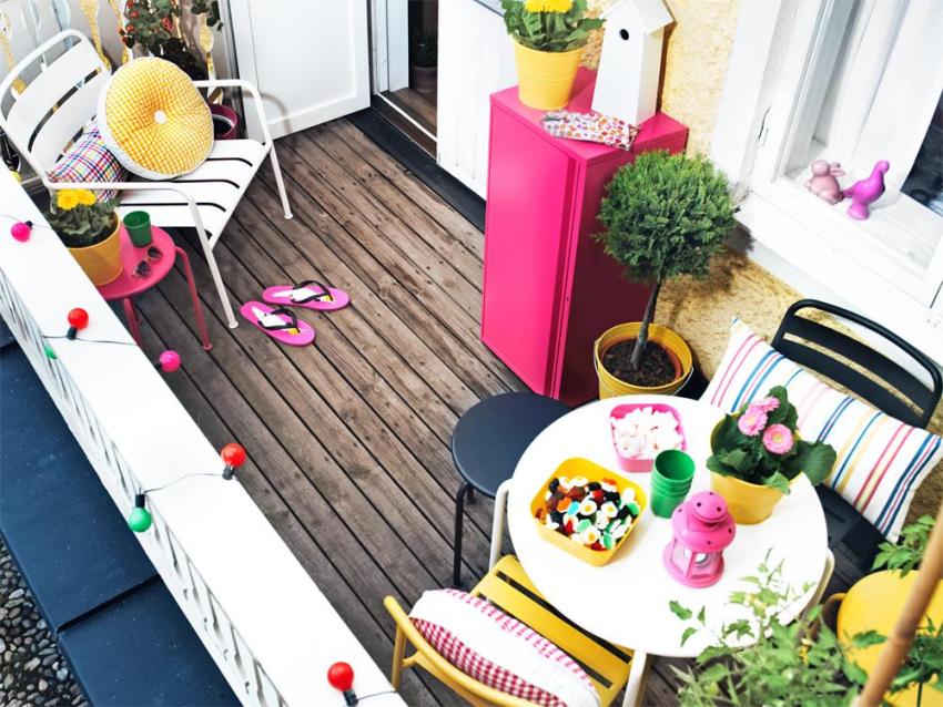 טיח מרקם על הקירות וקרש עץ על רצפת המרפסת טיח מרקם על הקירות וקרש עץ על רצפת המרפסת