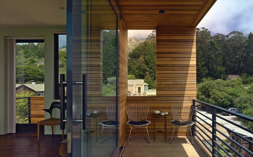 לוח עץ בעיטור המרפסת לוח עץ בעיטור המרפסת