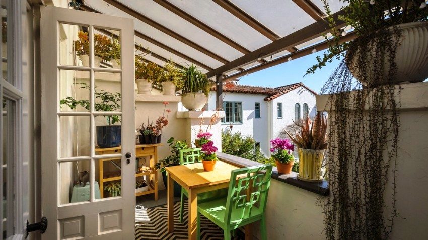 קירות המרפסת מעוטרים בטיח קירות המרפסת מעוטרים בטיח