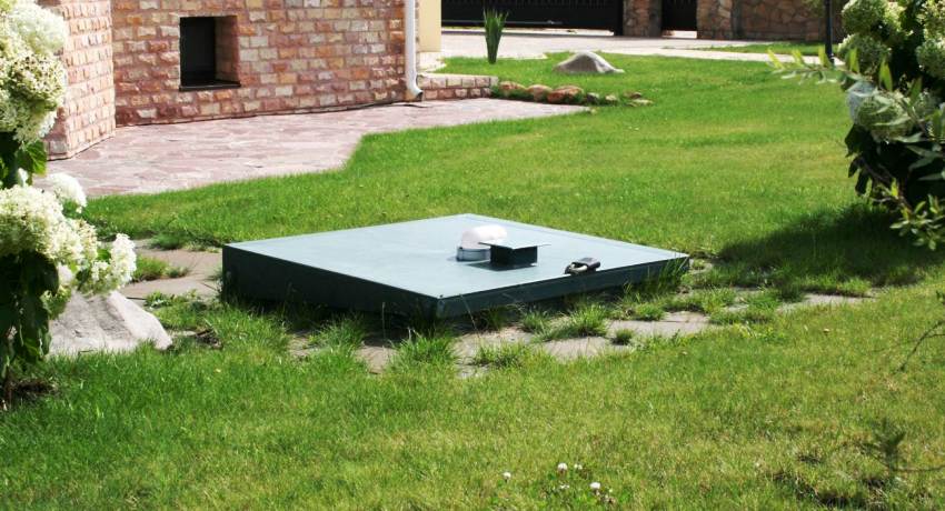 מיכל הספיגה נסגר במכסה, הניתן להסרה בקלות במידת הצורך כיצד לבחור מיכל ספיגה לבית פרטי מבין אפשרויות שונות