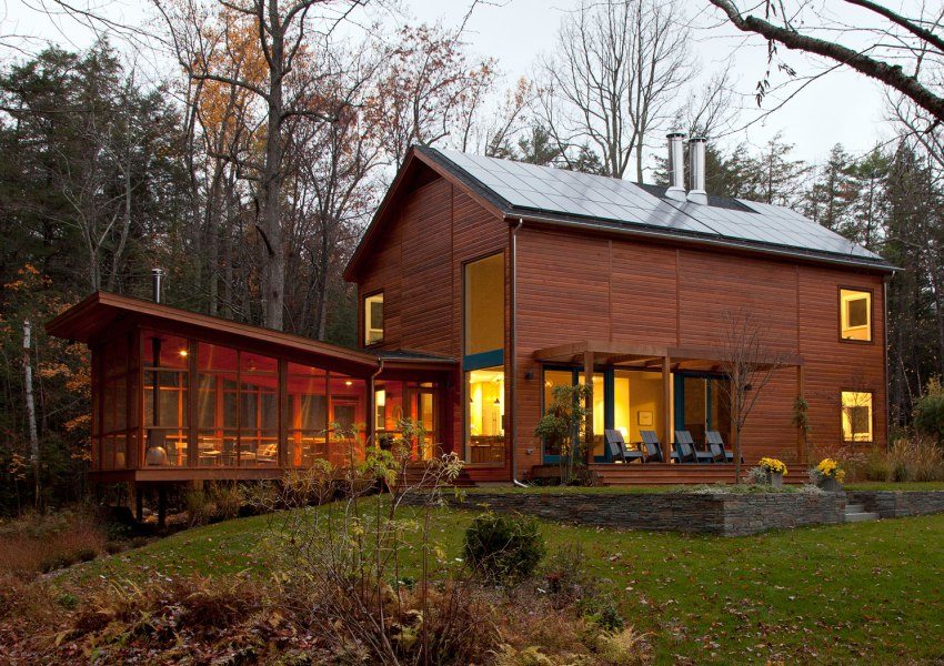 Veranda med markise og trinn laget av tre Veranda med markise og trinn laget av tre