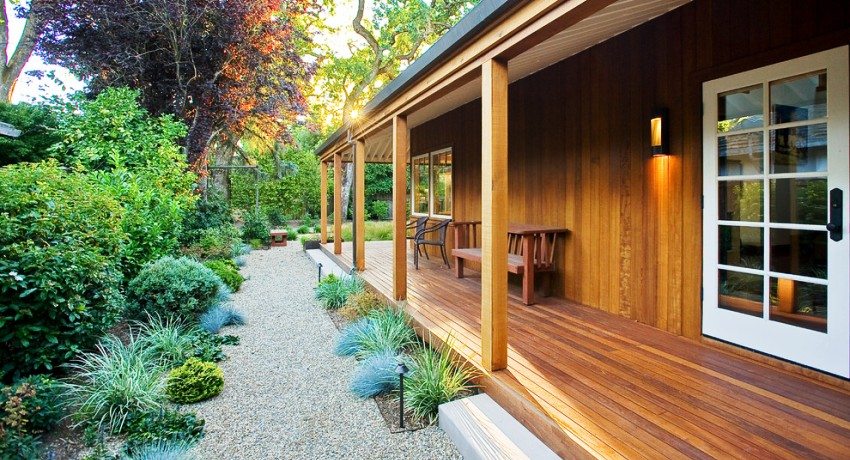 Romslig veranda med baldakin Veranda av et trehus. Fotogalleri fra fagpersoner