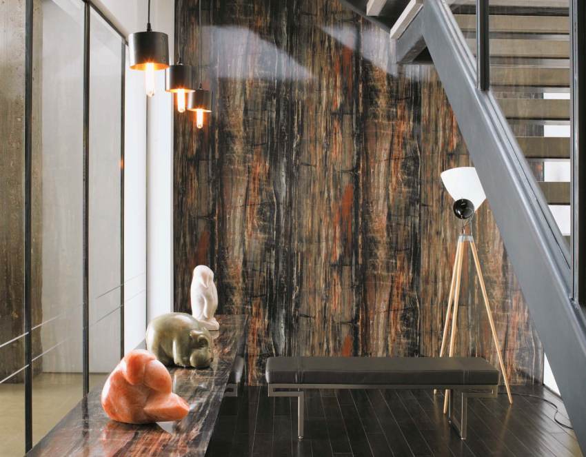 למינציה על הקיר במסדרון למינציה על הקיר במסדרון