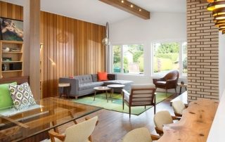 Laminaatti seinän sisätiloissa: valokuva seinäkoristelusta laminaatilla