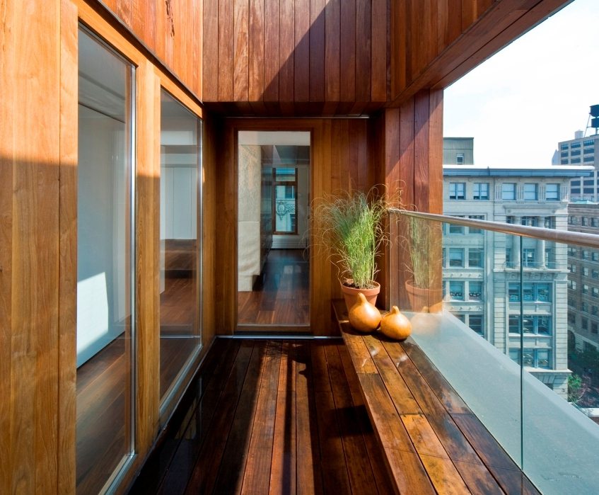 הקירות והרצפה של המרפסת מוגמרים בלמינציה הקירות והרצפה של המרפסת מוגמרים בלמינציה