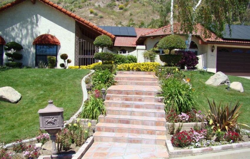 גרם מדרגות אבן קטן המוקף בפרחי גן גרם מדרגות אבן קטן המוקף בפרחי גן