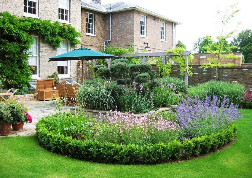 ניתן לארגן גינון אנכי באמצעות קשת עץ. ניתן לארגן גינון אנכי באמצעות קשת עץ.