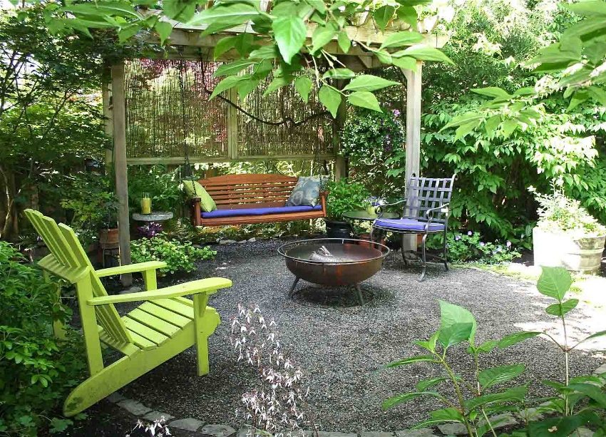 פרגולה לטיפוס על צמחים בגינה פרגולה לטיפוס על צמחים בגינה