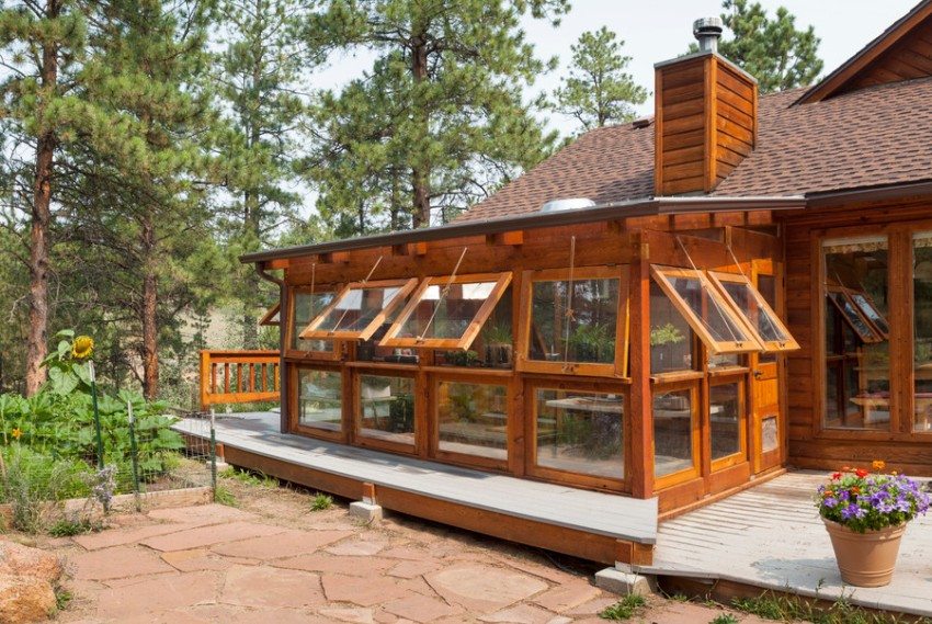 بناء خارجي صغير مصنوع من الخشب بناء خارجي صغير مصنوع من الخشب