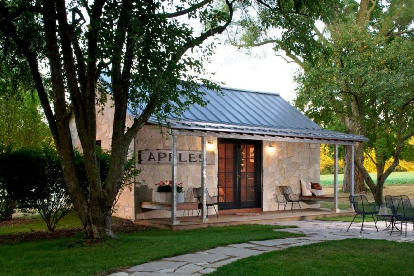 הבית מרוצף באבן דקורטיבית הבית מרוצף באבן דקורטיבית