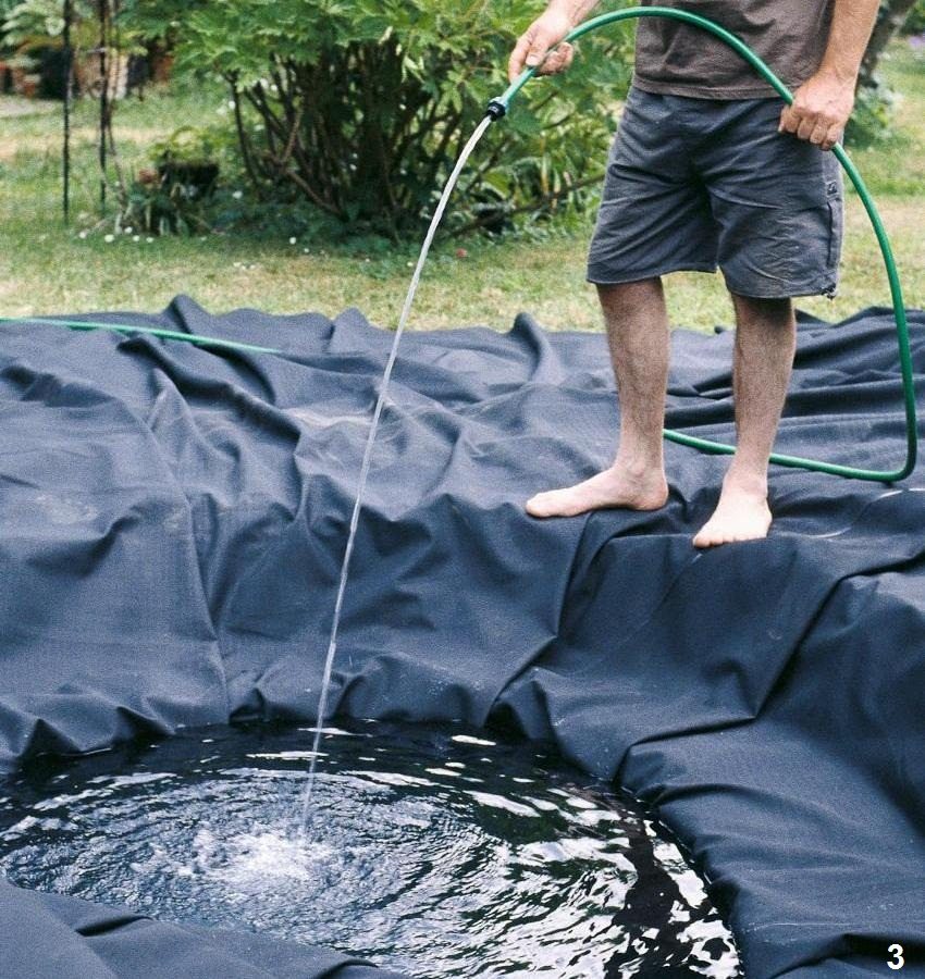 Krok 3: napełnianie przyszłego stawu wodą Krok 3: napełnianie przyszłego stawu wodą