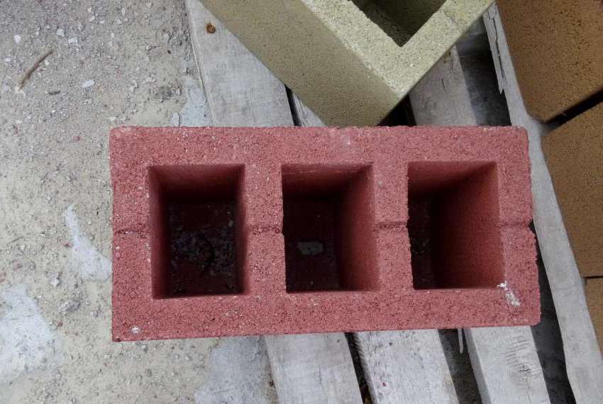 W zależności od składników blok żużlowy może mieć różne odcienie. W zależności od składników blok żużlowy może mieć różne odcienie.