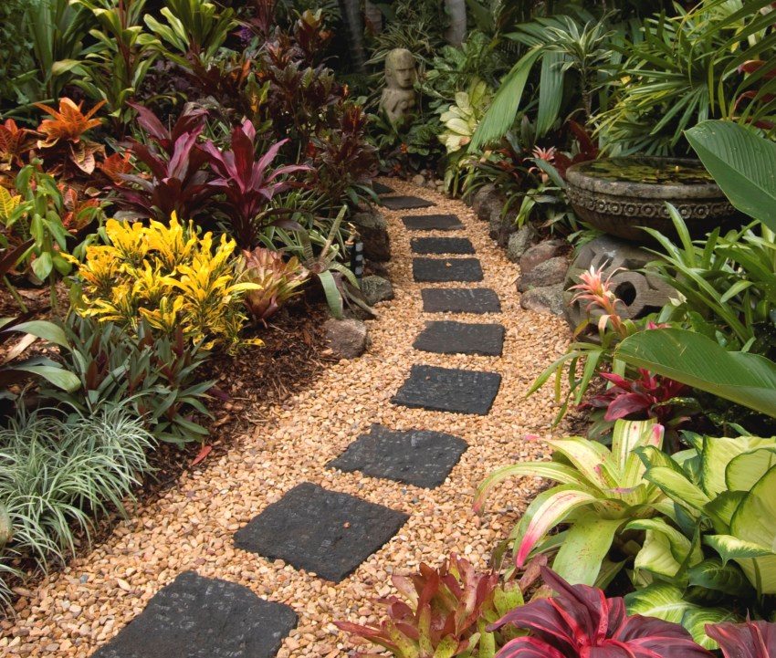 שביל מלא באמצעות חלוקי נחל שביל מלא באמצעות חלוקי נחל