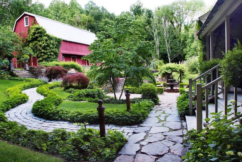 אבני ריצוף ואבן גדולה בעיצוב שבילים אבני ריצוף ואבן גדולה בעיצוב שבילים