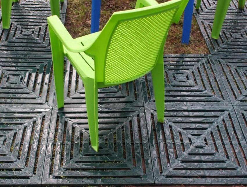 שבילי גן עשויים אריחי פלסטיק שבילי גן עשויים אריחי פלסטיק