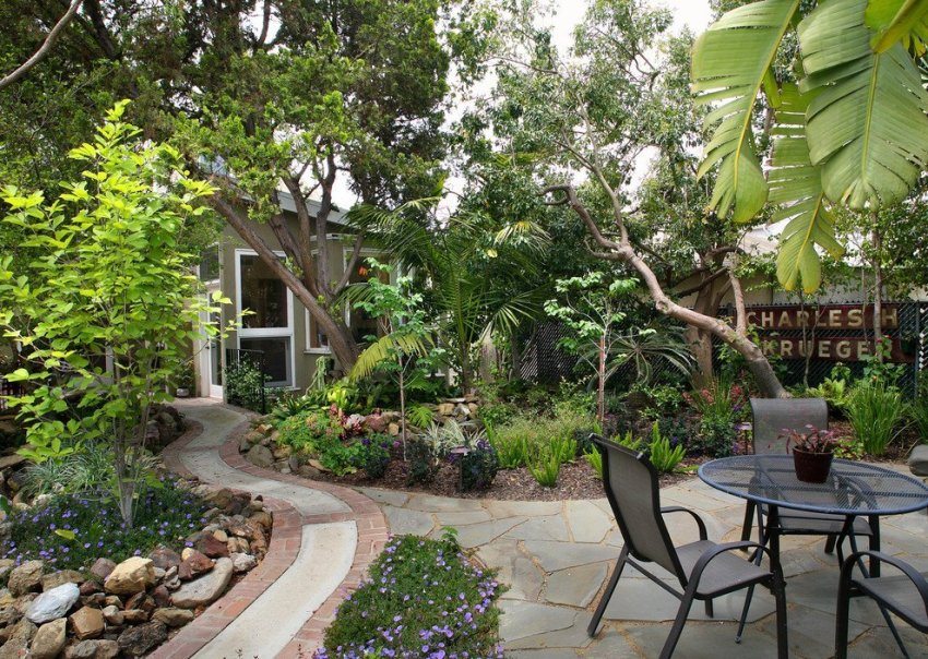 קצוות השביל מעוטרים בלבנים קצוות השביל מעוטרים בלבנים