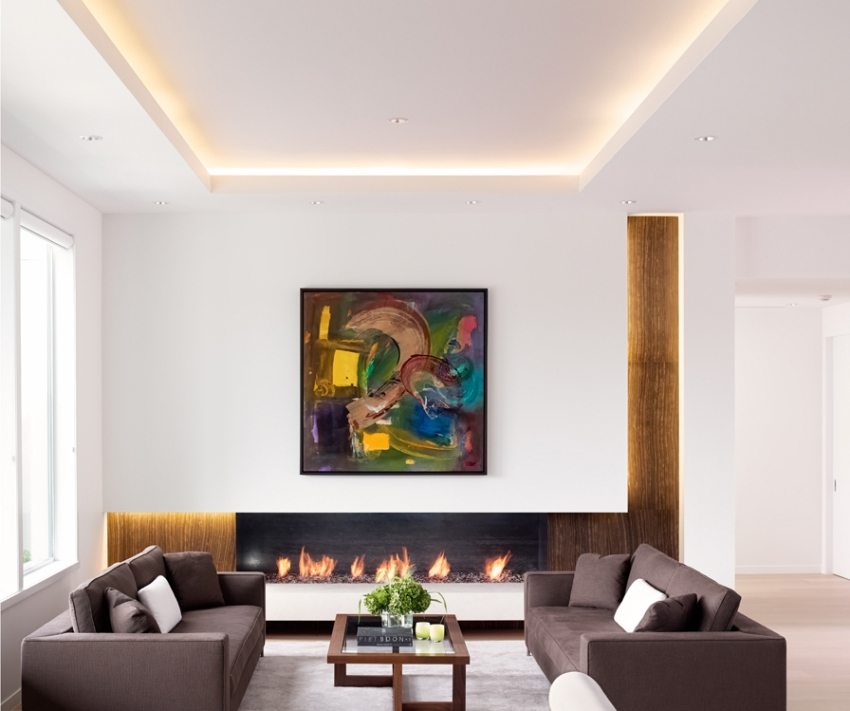 Plasseringen av LED-stripen langs kanten av det falske taket Plasseringen av LED-stripen langs kanten av det falske taket