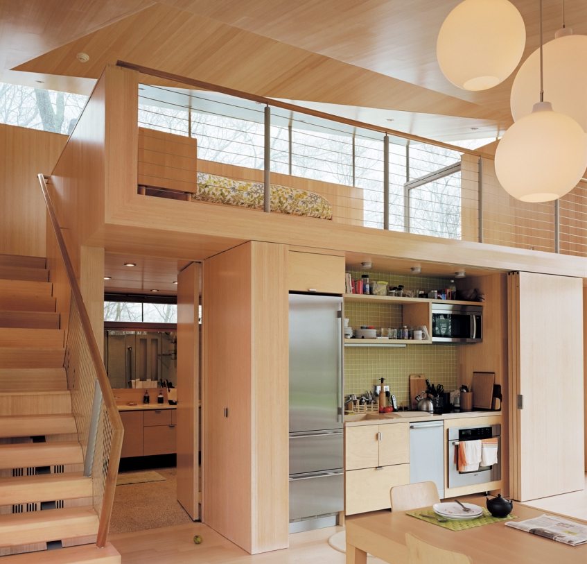 Dekorasjonen og møblene i huset er laget av naturlig tre Dekorasjonen og møblene i huset er laget av naturlig tre