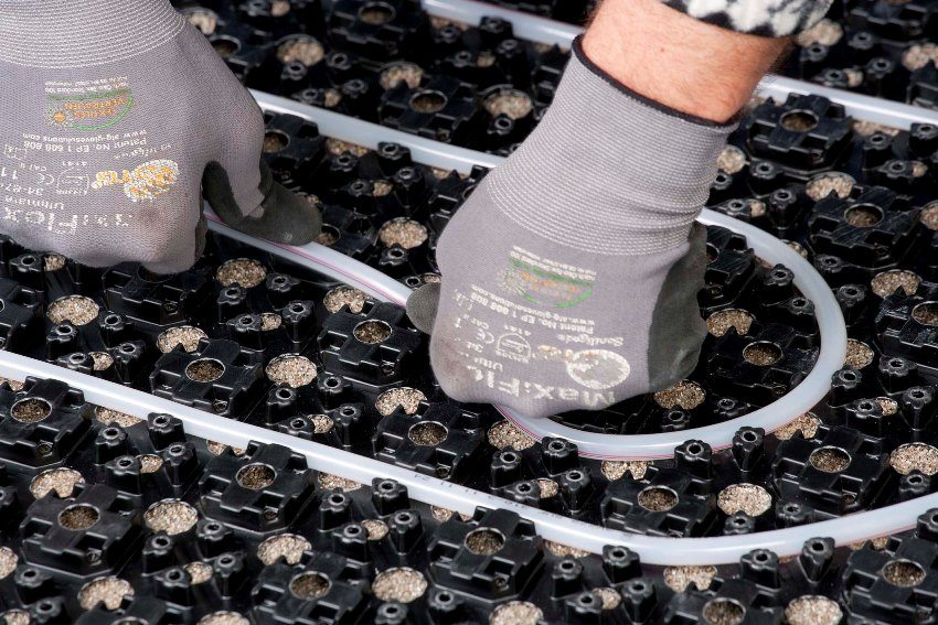 Anbringelse af røret i et isolerende polystyrenskumunderlag Anbringelse af røret i et isolerende polystyrenskumunderlag