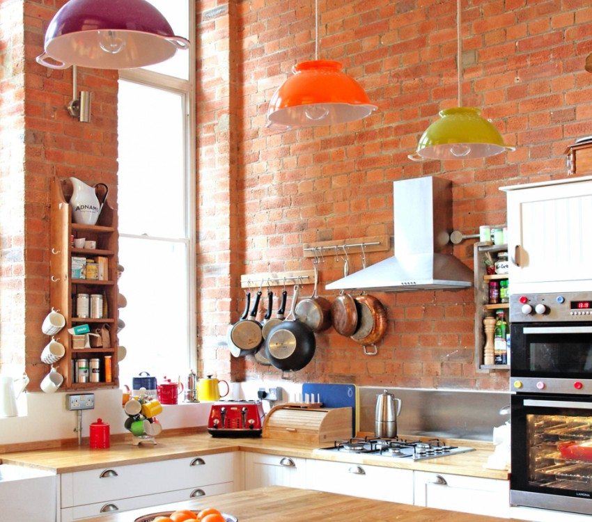 Veggene og kjøkkenforkle er dekorert med murverk Veggene og kjøkkenforkle er dekorert med murverk