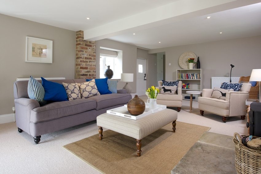 Pilasteren i stuen er uthevet med dekorative beige og brune murstein Pilasteren i stuen er uthevet med dekorative beige og brune murstein