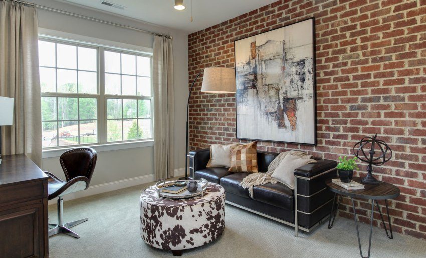 En av veggene i rommet står overfor dekorative murstein En av veggene i rommet står overfor dekorative murstein