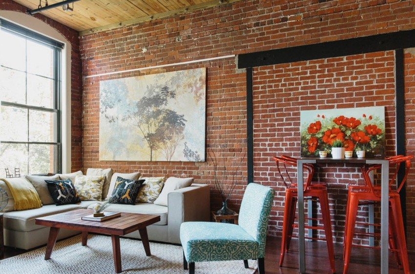 En del av murveggen er dekorert med dekorativt etterbehandlingsmateriale En del av murveggen er dekorert med dekorativt etterbehandlingsmateriale