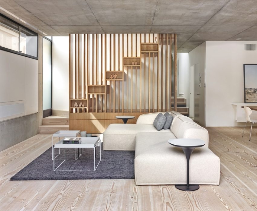 Дървено стълбище в хола Дървено стълбище в хола