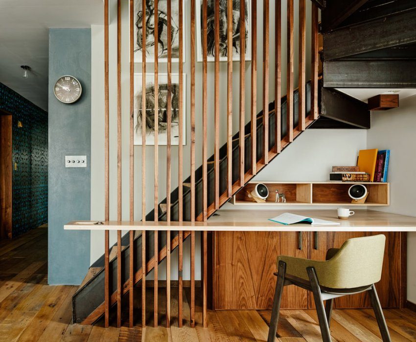 Работно място под стълбите Работно място под стълбите