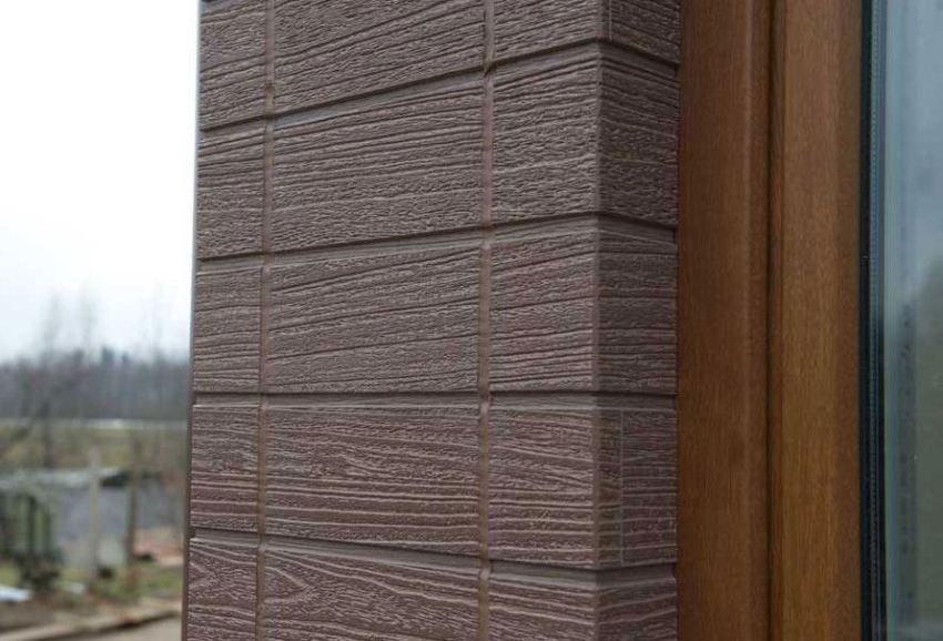 Dekoration af den udvendige vindueshældning med fibercementpaneler Dekoration af den udvendige vindueshældning med fibercementpaneler