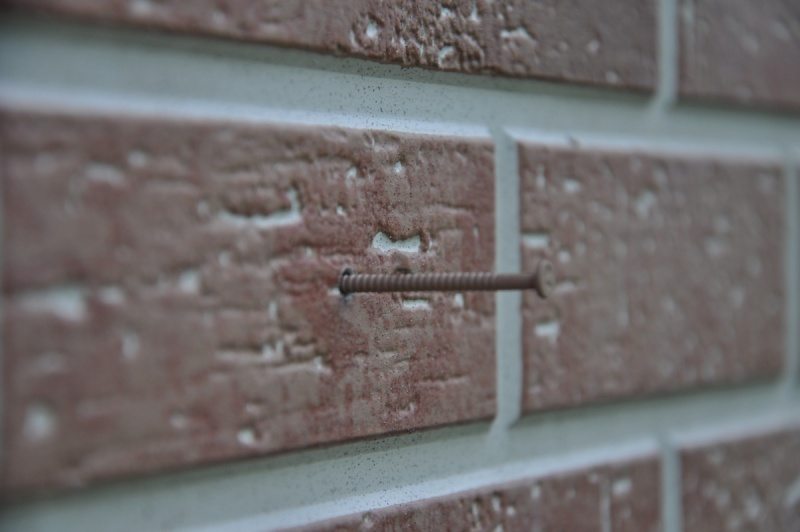 Fastgørelse af fibercementpanelet til rammen ved hjælp af selvskærende skruer Fastgørelse af fibercementpanelet til rammen ved hjælp af selvskærende skruer