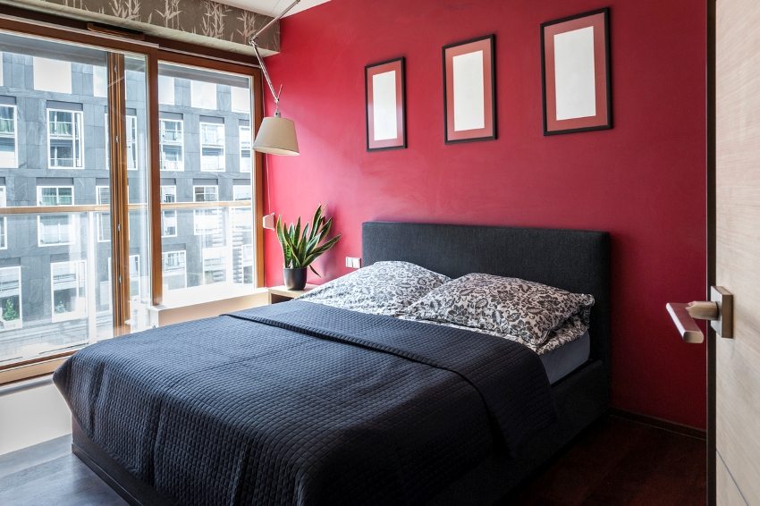 Væg i soveværelset er malet i lys kirsebærfarve Væg i soveværelset er malet i lys kirsebærfarve