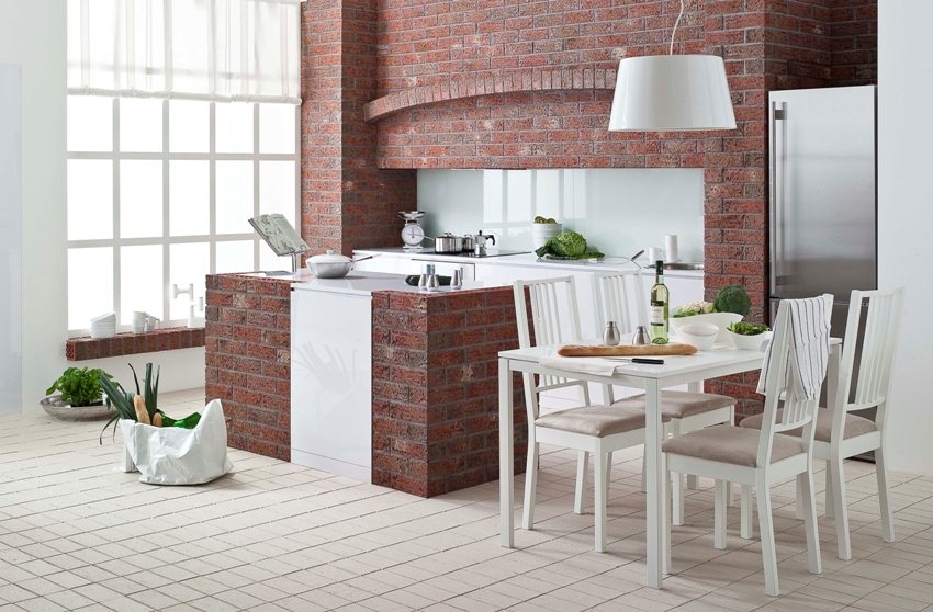 אזור העבודה של המטבח מעוטר באריחי קלינקר אזור העבודה של המטבח מעוטר באריחי קלינקר