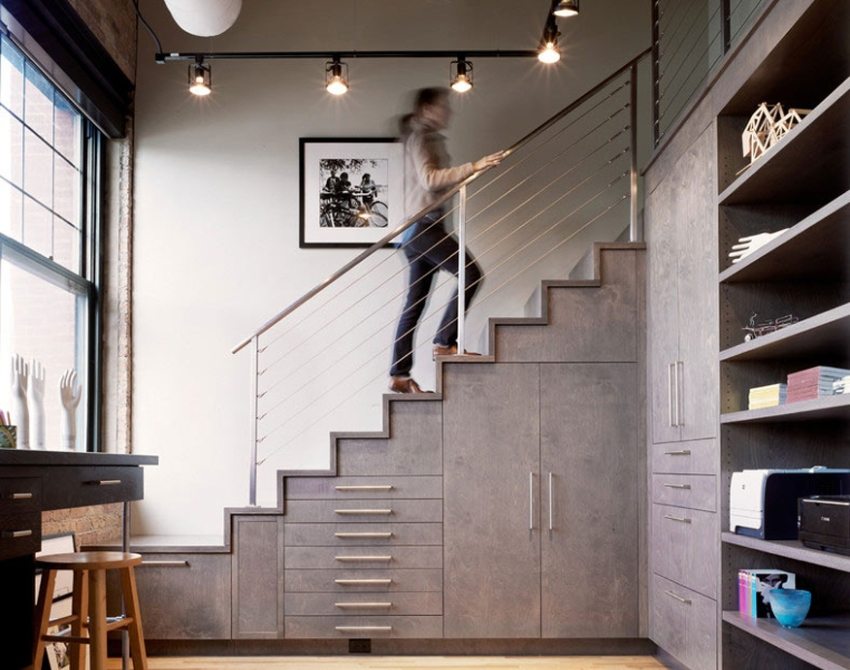 Có tủ đựng đồ dưới gầm cầu thang Có tủ đựng đồ dưới gầm cầu thang