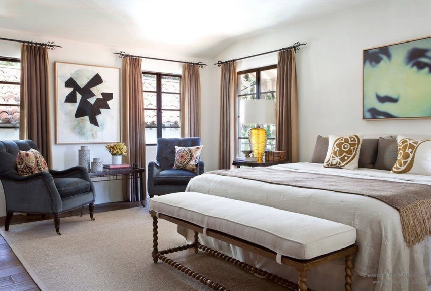 Na ozdobenie miestnosti boli použité kovové rímsy s krásnymi prvkami z tepaného železa. Na ozdobenie miestnosti boli použité kovové rímsy s krásnymi prvkami z tepaného železa.