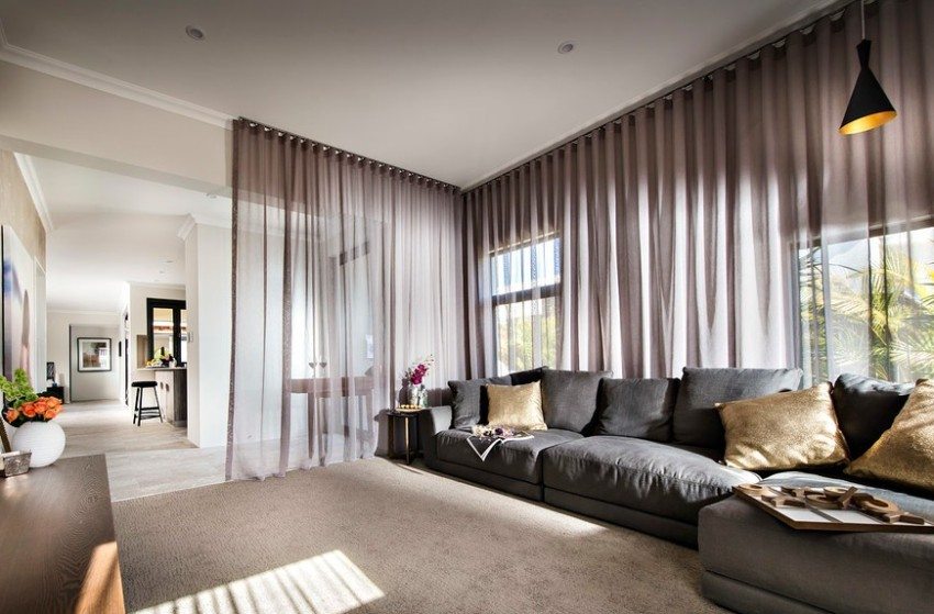 Pre každé okno nie je potrebné vyberať samostatné prvky, môžete použiť jednu spoločnú dlhú rímsu Pre každé okno nie je potrebné vyberať samostatné prvky, môžete použiť jednu spoločnú dlhú rímsu