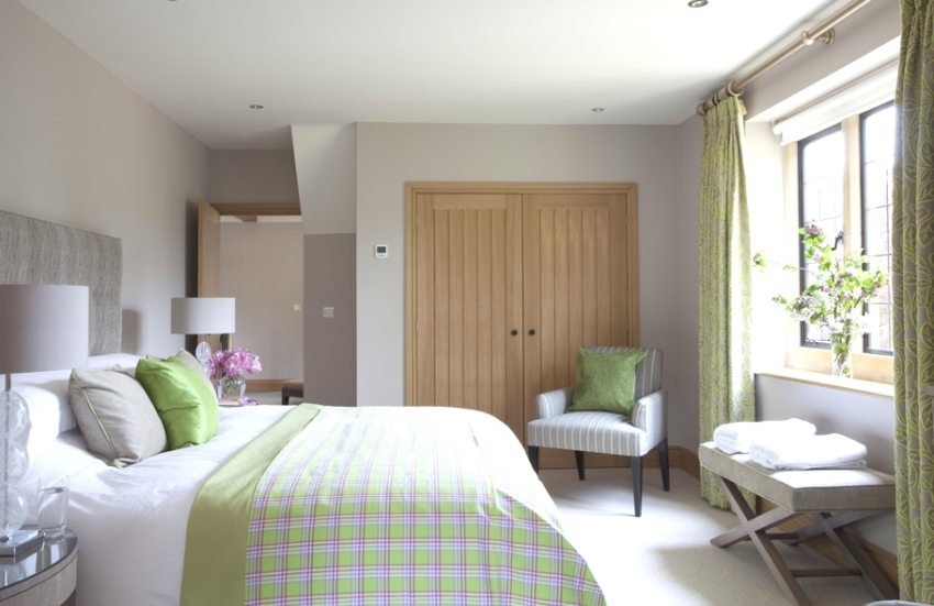 Dodatočné upevnenie v strede rímsy nielen zvyšuje jej pevnosť, ale slúži aj ako obmedzovač pri zatváraní závesov Dodatočné upevnenie v strede rímsy nielen zvyšuje jej pevnosť, ale slúži aj ako obmedzovač pri zatváraní závesov