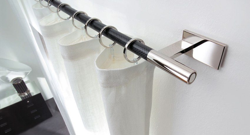 Římsová tyč je pokrytá imitáciou hadej kože a je doplnená chrómovými prvkami Nástenné závesové tyče. Fotografie zaujímavých nápadov