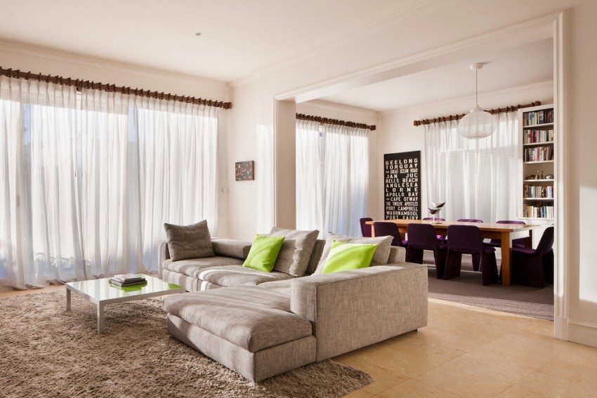 Na výzdobu interiéru obývacej izby a jedálne boli vybrané kontrastné rímsy z tmavého dreva Na výzdobu interiéru obývacej izby a jedálne boli vybrané kontrastné rímsy z tmavého dreva