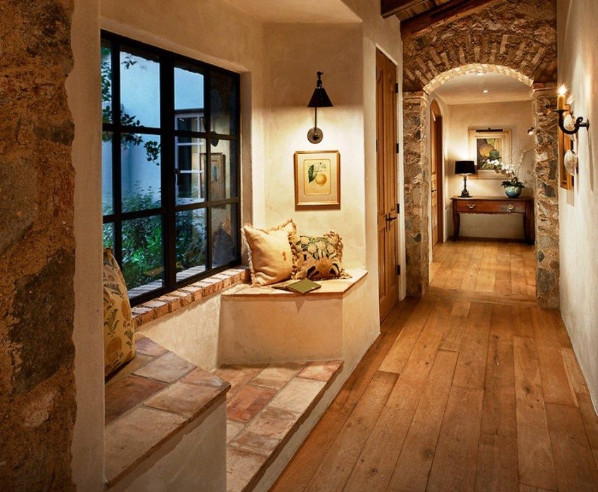 הקשת במסדרון מרוצפת באבן הקשת במסדרון מרוצפת באבן