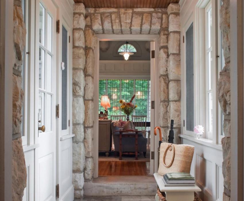 קירות המסדרון מול אבן גדולה קירות המסדרון מול אבן גדולה