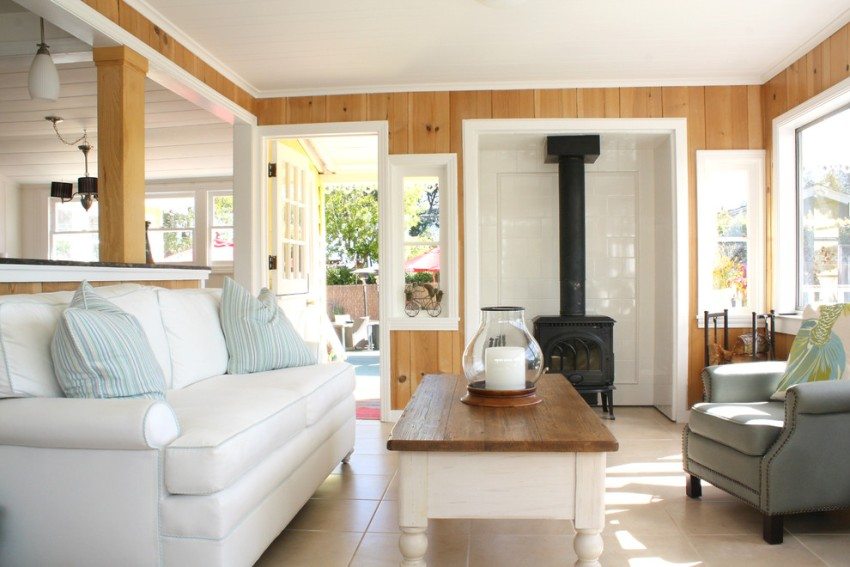 לוחות עץ בחלק הפנימי של חדר האורחים לוחות עץ בחלק הפנימי של חדר האורחים