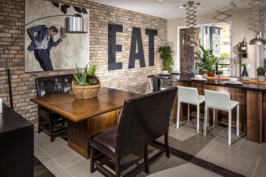 לוחות פלסטיק לבנים בעיצוב הפנים של המטבח-חדר האוכל לוחות פלסטיק לבנים בעיצוב הפנים של המטבח-חדר האוכל