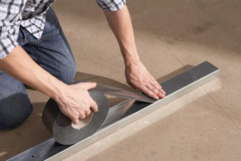 Krok 1: docięcie profilu i przyklejenie jego tylnej ściany taśmą uszczelniającą Krok 1: docięcie profilu i przyklejenie jego tylnej ściany taśmą uszczelniającą