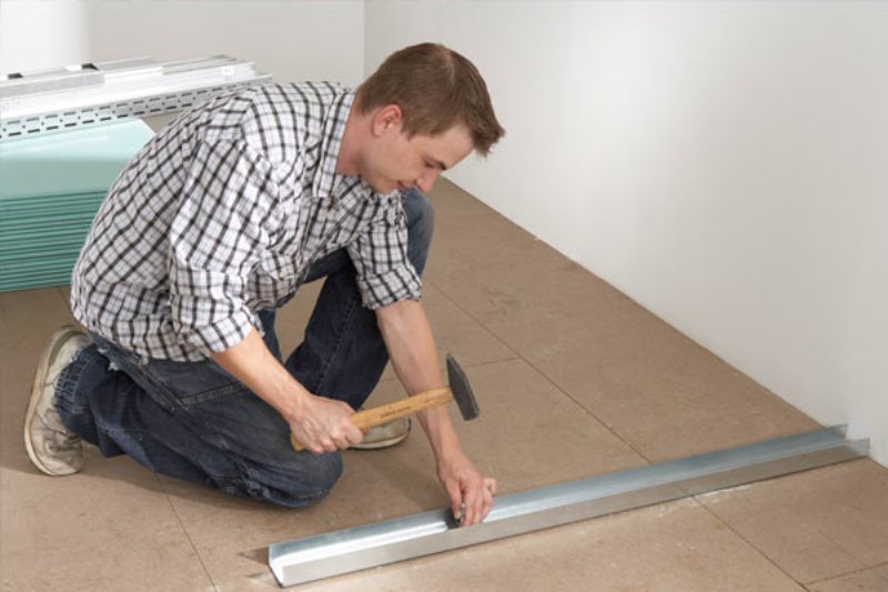 Krok 2: poziome mocowanie profili do podłogi Krok 2: poziome mocowanie profili do podłogi