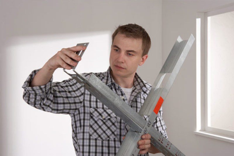 Krok 5: krzyżowe mocowanie profili do siebie w celu wykonania otworu Krok 5: krzyżowe mocowanie profili do siebie w celu wykonania otworu