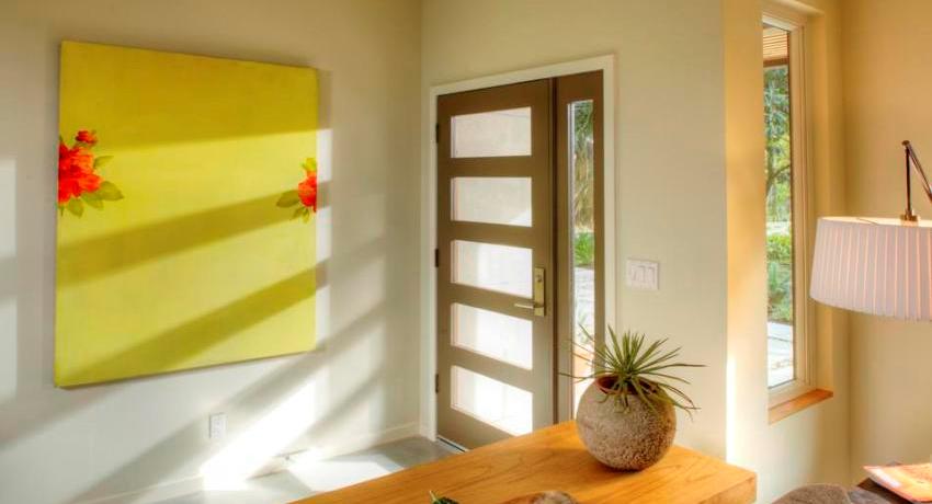 דלת כניסה ממתכת מפלסטיק בפנים המסדרון דלת כניסה ממתכת מפלסטיק בפנים המסדרון