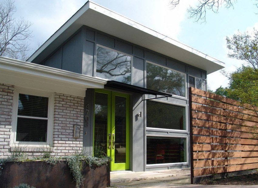 דלת בבית פרטי עשוי פלסטיק בהיר דלת בבית פרטי עשוי פלסטיק בהיר